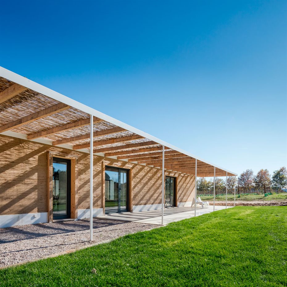 JM Casa Vinha 043. La tierra apisonada es una técnica constructiva tradicional que aporta un gran valor estético a la vivienda. Gracias a la fibra de vidrio se consiguen evitar las juntas verticales