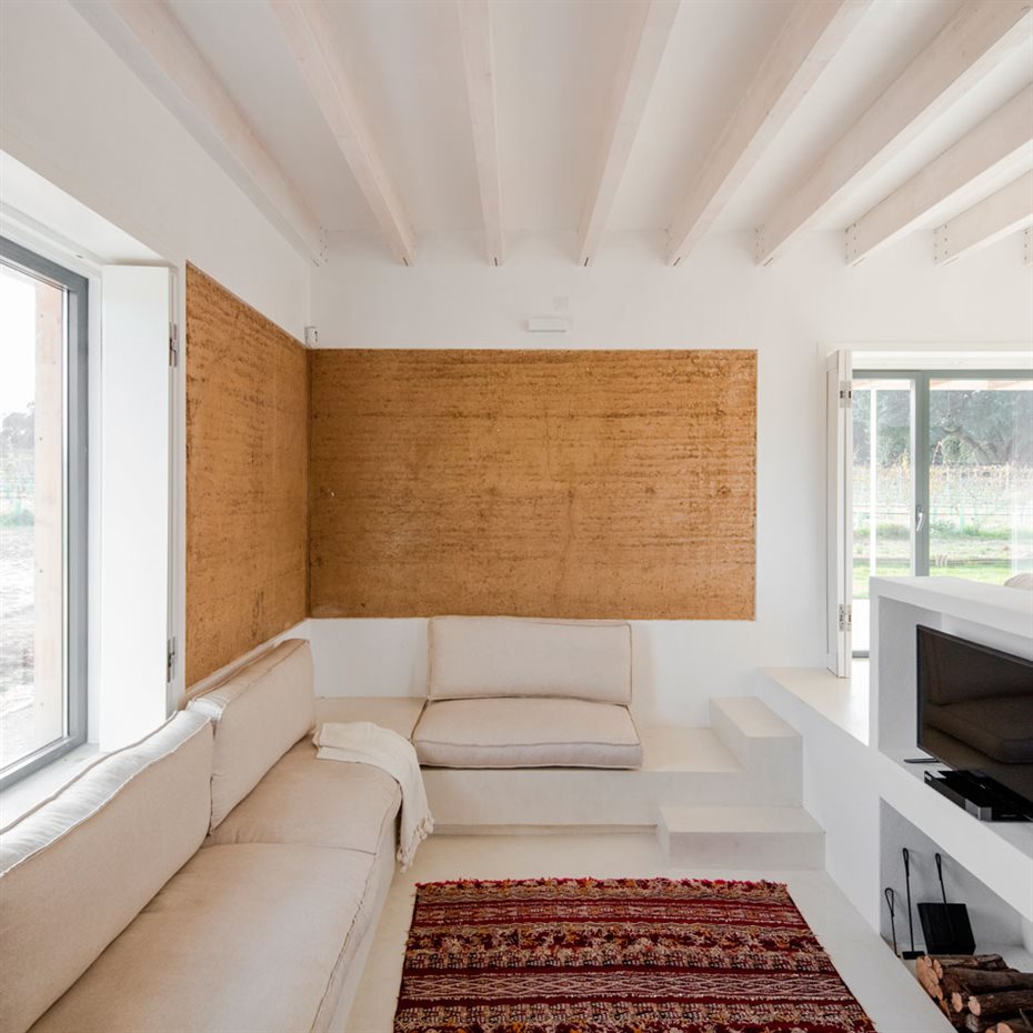 JM Casa Vinha 066. Mediante un encofrado se ha conseguido enmarcar las superficies de tierra en el interior, lo que aporta un hermoso contraste natural en espacios presididos por un color blanco inmaculado