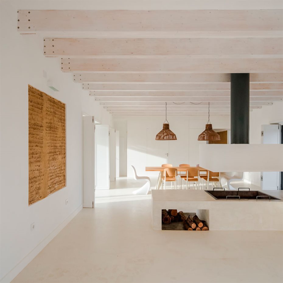 JM Casa Vinha 081. Comunicadas con la terraza, las zonas de uso compartido se suceden en un mismo volumen, adyacente a los otros dos, que alberga la cocina, el salón, el comedor y la sala de televisión