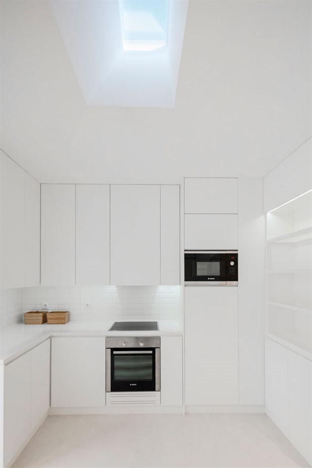 JM Casa Vinha 089. La cocina es funcional y práctica por encima de cualquier otra consideración, con generosas zonas de almacenamiento y un lucernario para aprovechar al máximo la luz natural