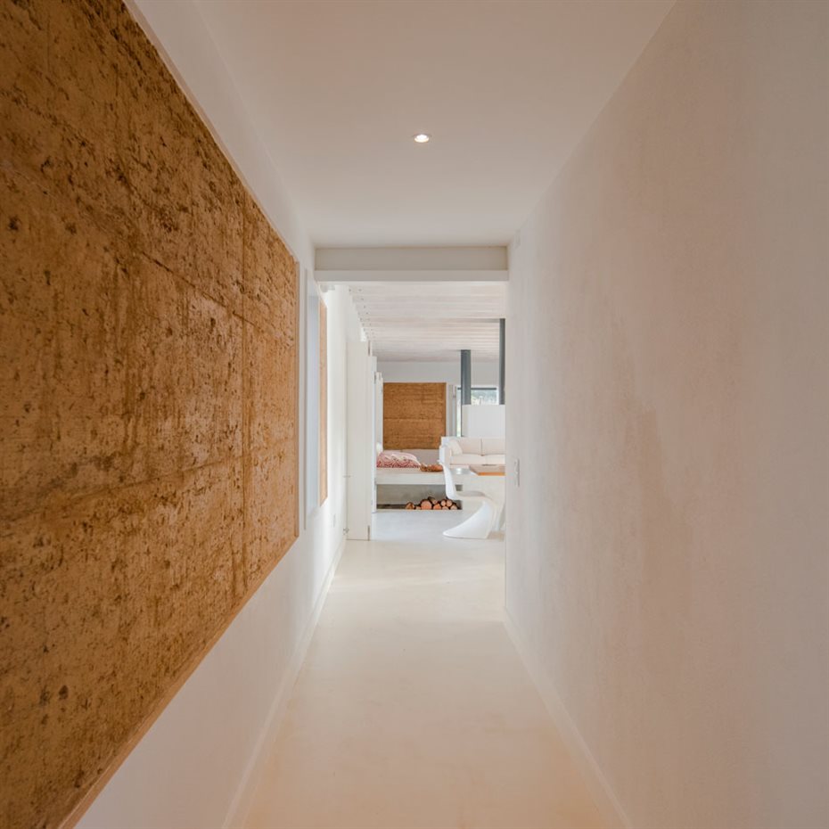 JM Casa Vinha 094. Separado de la cocina, este pasillo comunica el salón con un despacho situado en un volumen adyacente. La tierra del muro procede de la propia finca, mezclada con otra más arenosa
