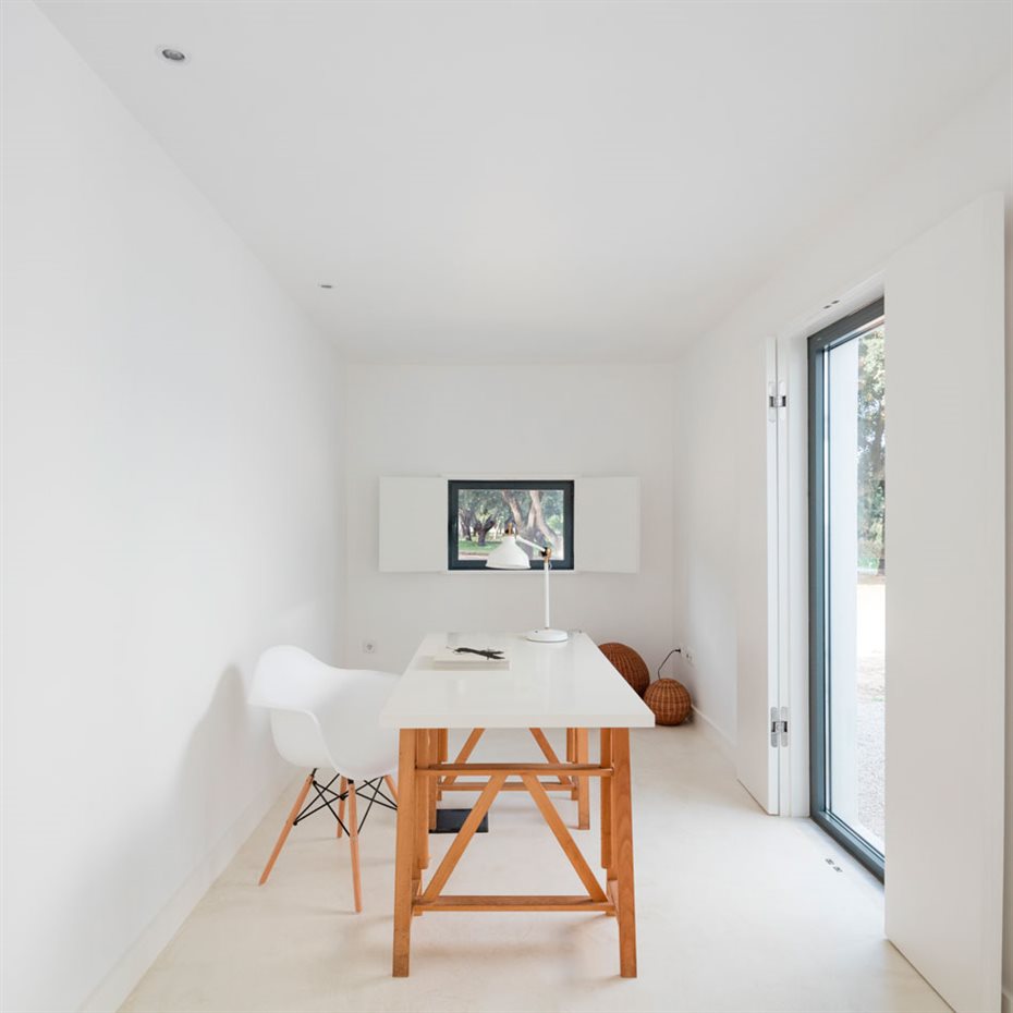 JM Casa Vinha 096. Separado de la cocina, este pasillo comunica el salón con un despacho situado en un volumen adyacente. La tierra del muro procede de la propia finca, mezclada con otra más arenosa