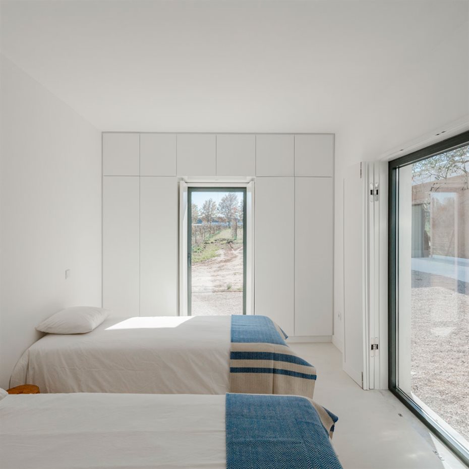 JM Casa Vinha 103. Todas las habitaciones cuentan con acceso directo a la terraza. De ellas, tres están frente al alcornocal de la dehesa mientras que la habitación principal y la de invitados lindan con la viña