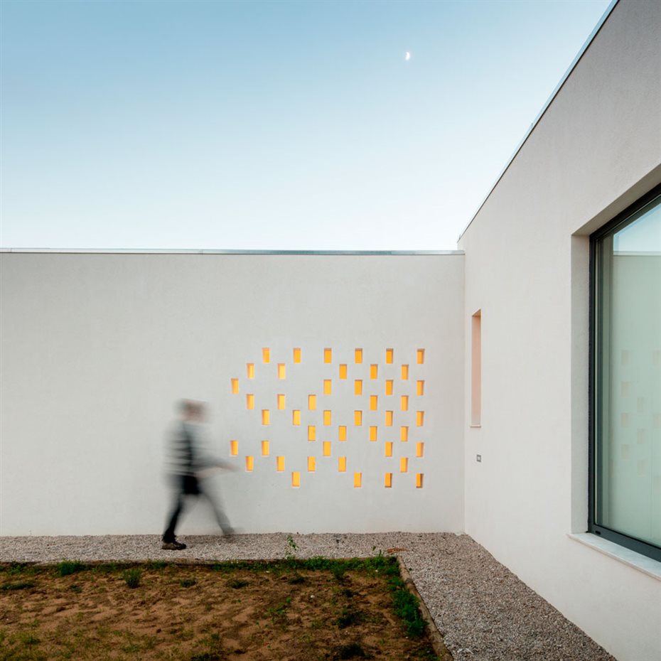 JM Casa Vinha 140. Un pequeño patio, alineado con otro de mayor tamaño, ofrece luz a los espacios situados al noroeste. El cruce visual entre ambos marca la transición a la zona más privada de la casa