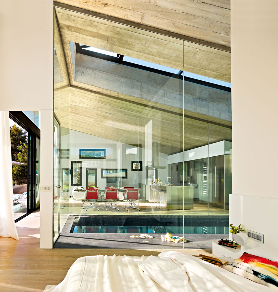 Reflejos y transparencias casa proyectada por Javier de la Calzada y decorada por SpacioHome