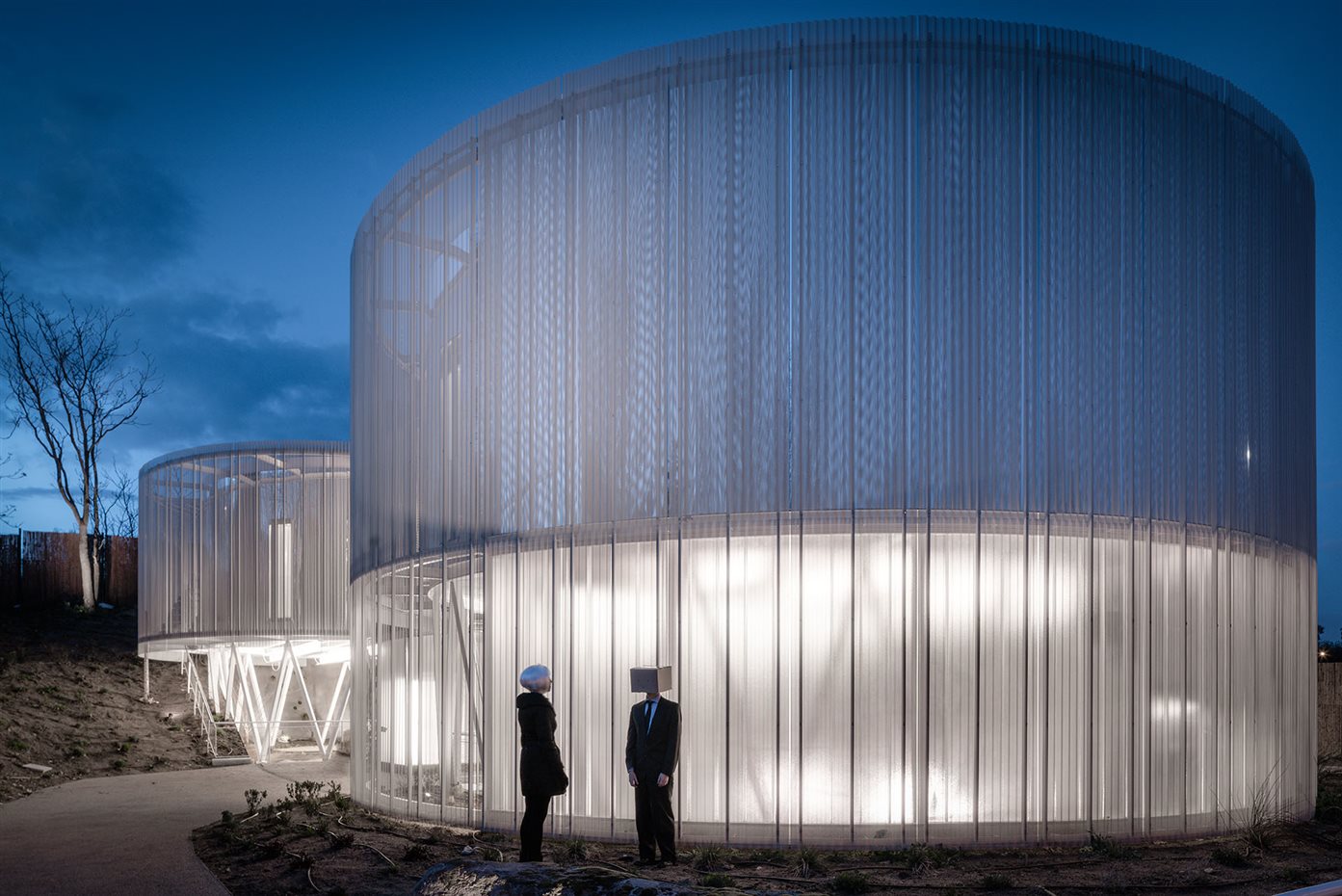 1605 z4z4 TB House 007. La piel traslúcida de la fachada consigue de noche, con las luces interiores, imprimir un efecto cinematográfico a la casa