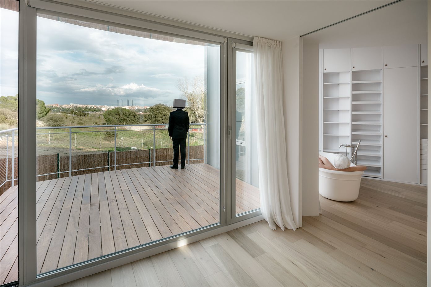 1605 z4z4 TB House 012. Desde el dormitorio, al fondo, se contemplan los cuatro rascacielos del Paseo de la Castellana (Madrid). De vecino tienen al Monte del Pardo