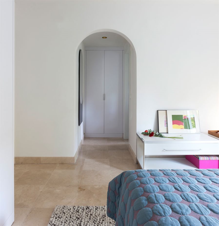 marbella12. En este dormitorio situado en la planta de arriba, el arco semicircular comunica la zona de descanso con el armario y el baño, aportando personalidad con un componente sutil, en oposición a la línea recta predominante