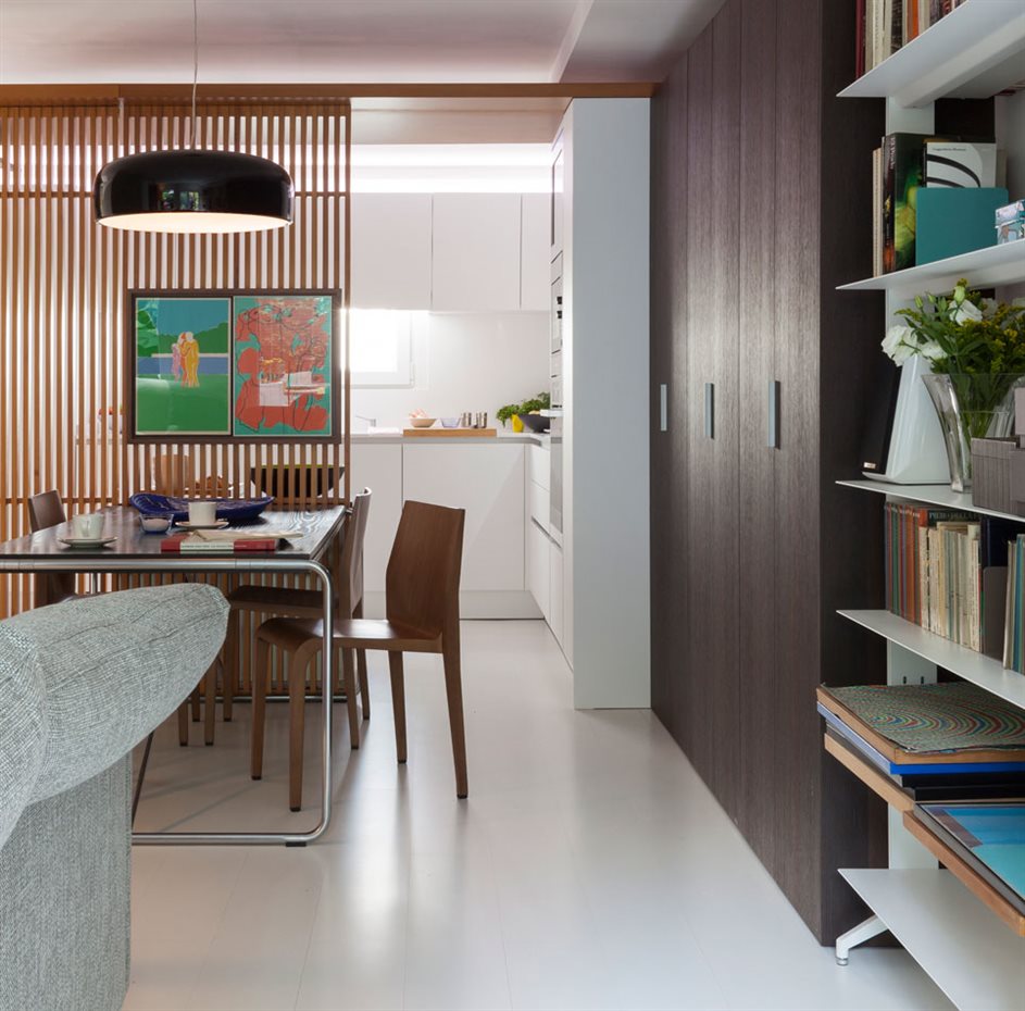 marbella14. La mesa del comedor es escueta y sin pretensiones, con estructura metálica tubular a diferencia de las sillas, enteramente de madera. La librería privilegia la capacidad y el sentido práctico