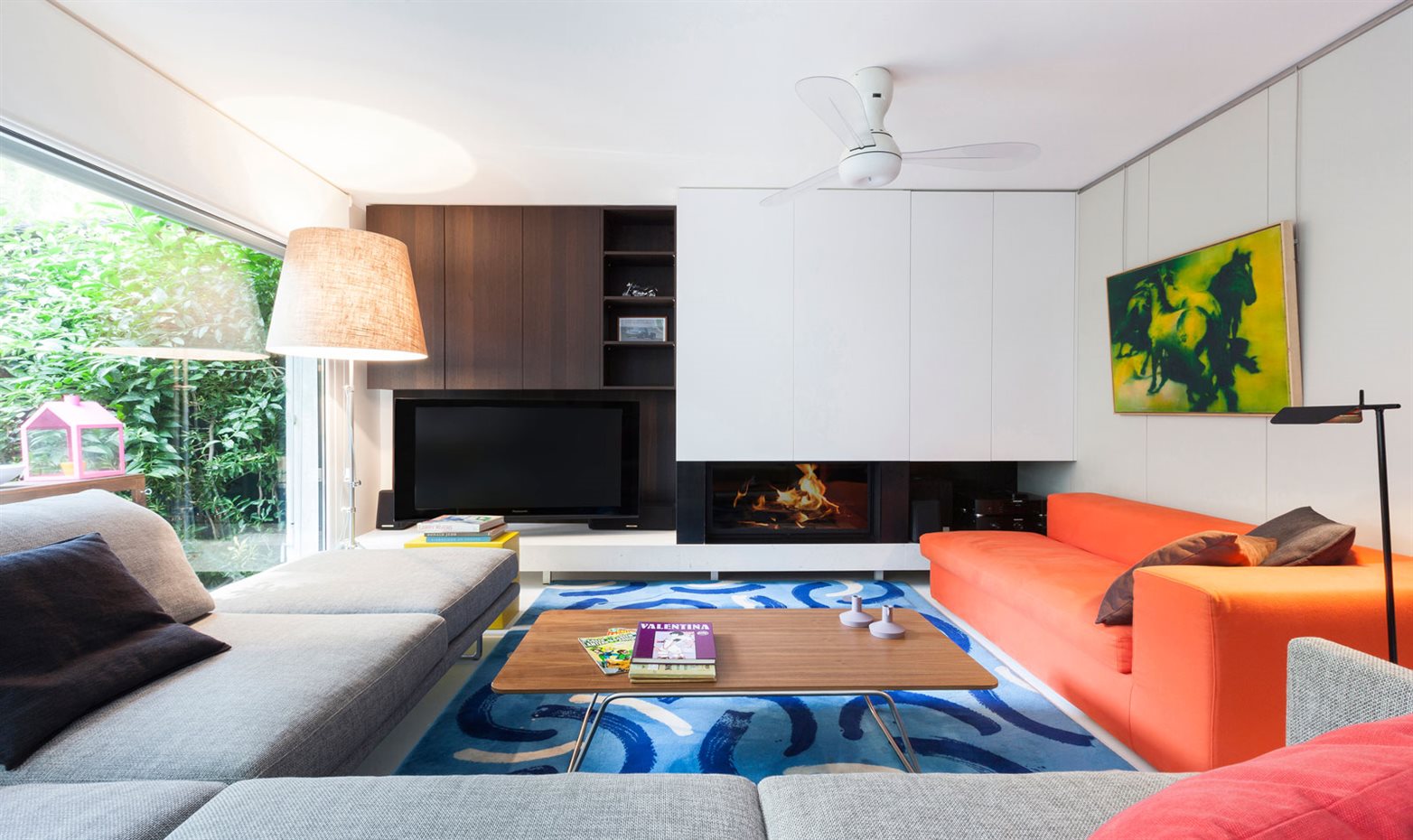 marbella1. Junto a la chimenea y la terraza de la planta baja los sofás de espacioso asiento y respaldo bajo son el mejor aliado para la relajación. El mobiliario es de Right Design Agency y responde a un criterio de confort