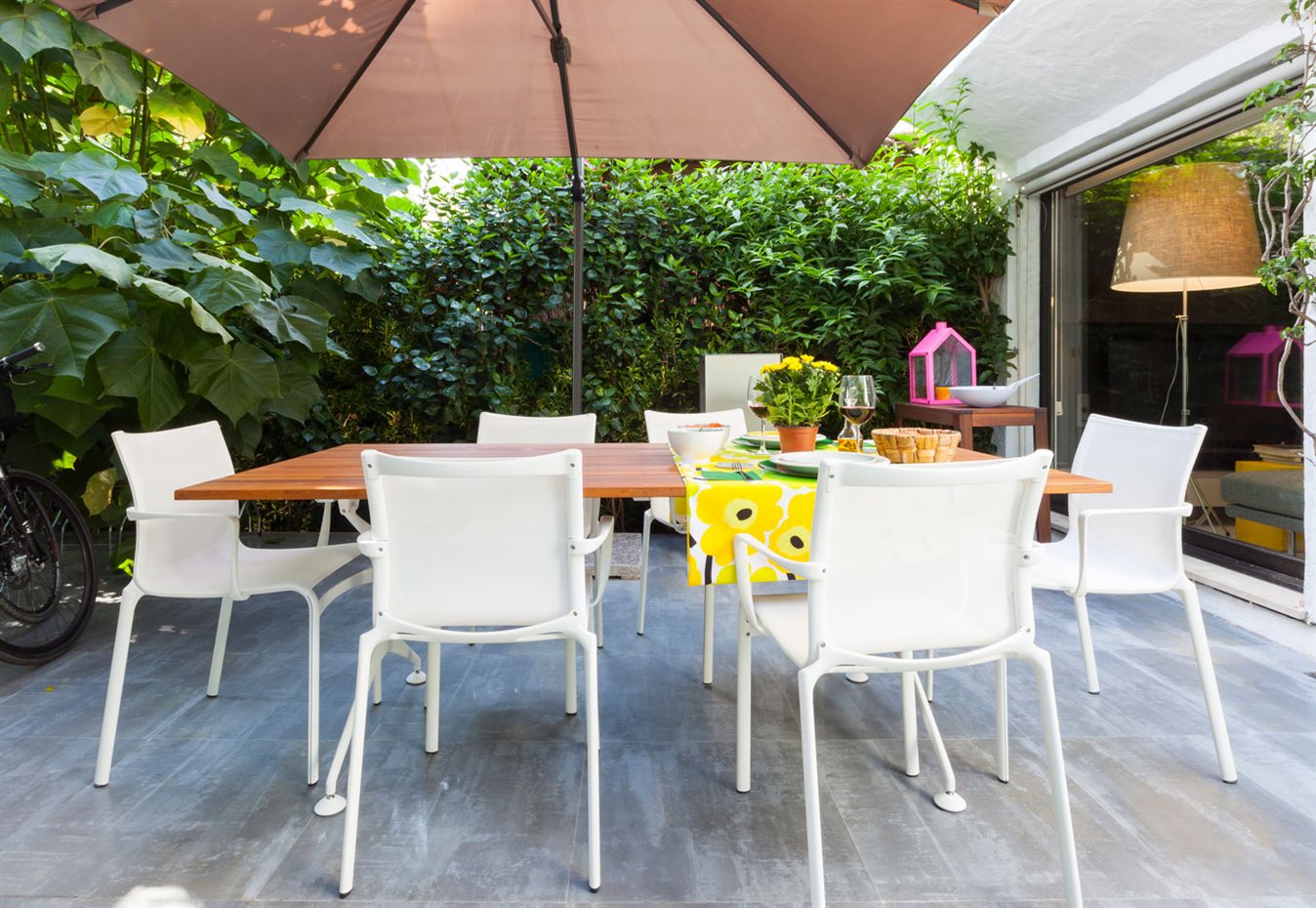 marbella31. A cubierto de una gran sombrilla, el comedor exterior es un lugar de reunión frecuente con la familia y los amigos, para la vida diaria y para las ocasiones especiales, a pleno sol o bajo la luz de la luna