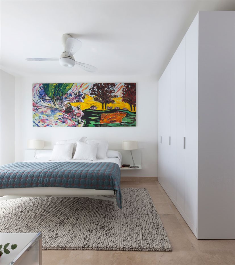 marbella6. En la planta superior, el mobiliario del dormitorio principal destaca por su levedad, con dos planos laterales a modo de las mesillas de noche suspendidas e integradas en el cabezal de la cama, que parece flotar