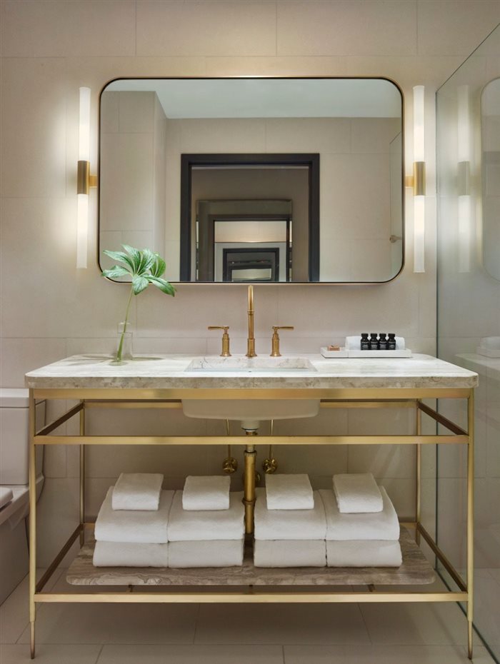 11-Howard-Hotel-New-York-17. Los acabados del cuarto de baño son en mármol y cobre