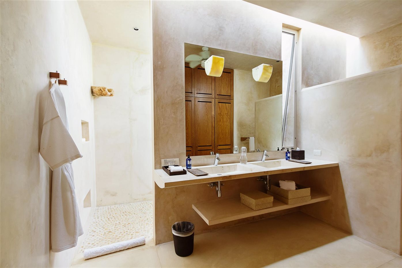 Casa Sisal Master bathroom. El discurrir de la luz