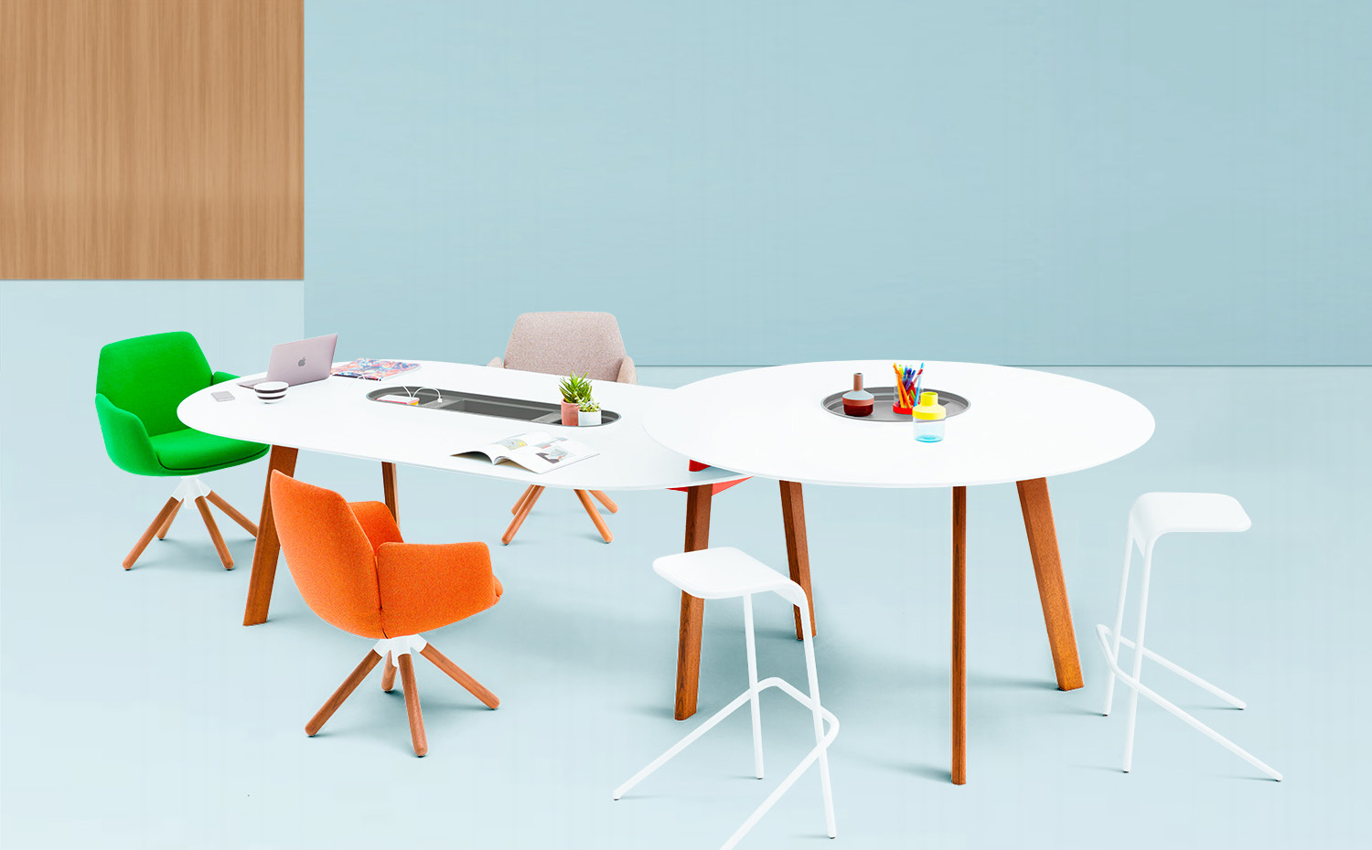 La immerse favorece el trabajo en equipo . La mesa Immerse, con dos niveles, favorece el trabajo en equipo 