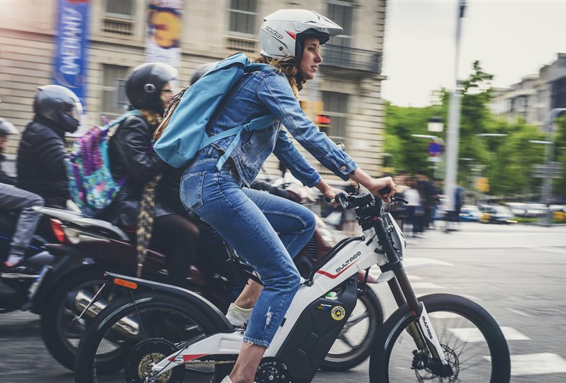 La Bultaco Brinco ha adoptado el motor eléctrico y usa también el impulso de los pedales