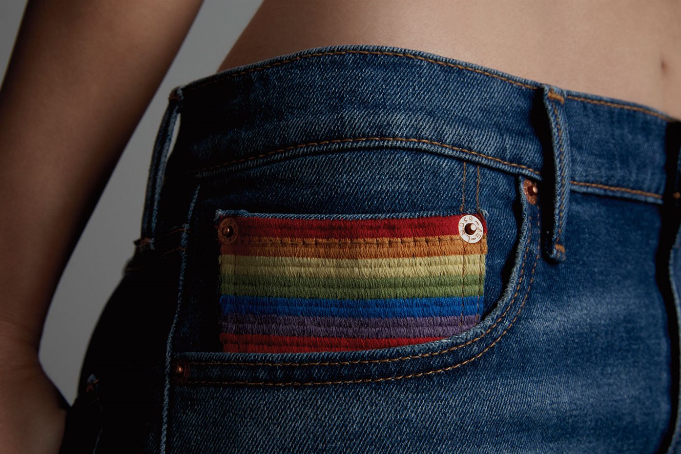 La bandera arco iris decora el bolsillo relojero 