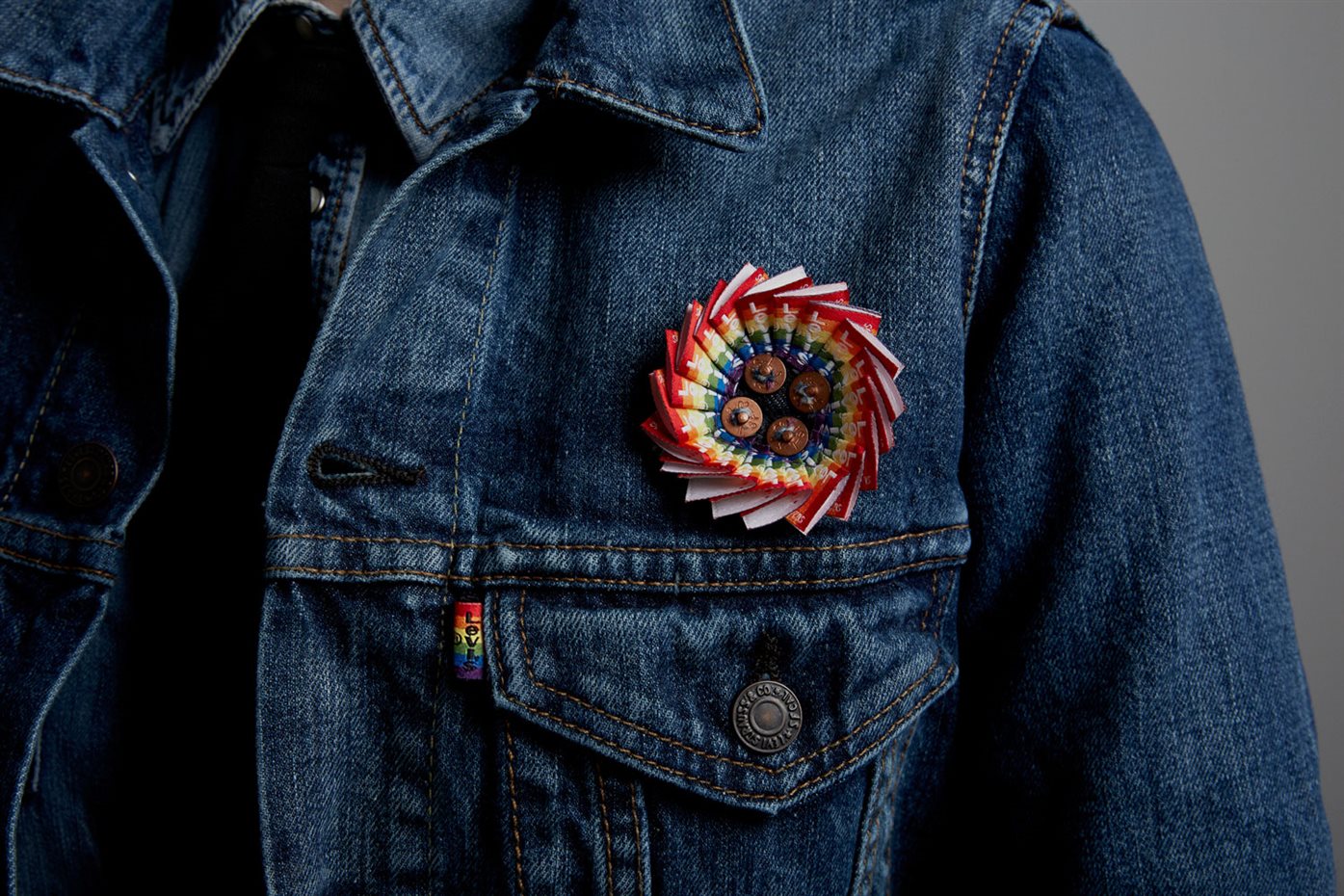 La trucker jacket salpicada de motivos arco iris. La 'trucker jacket' salpicada de motivos arco iris