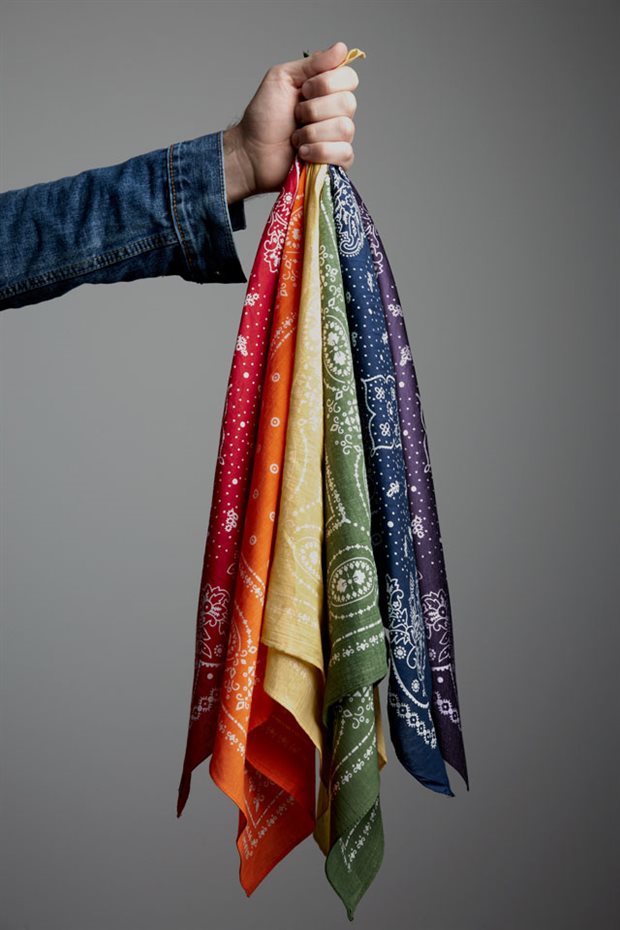 Los pañuelos están disponibles en varios colores