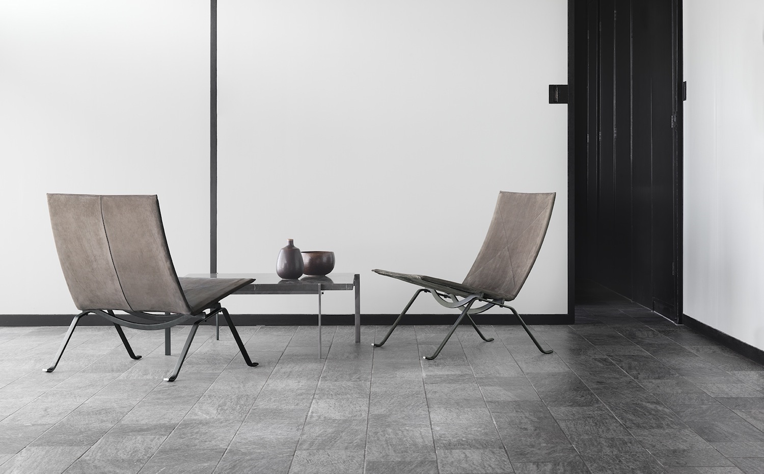 Las dos piezas, la mesa PK61 y dos butacas PK22, de Poul Kjaerholm. Edición 60 aniversario de la mesa PK61 y dos butacas PK22, de Poul Kjaerholm