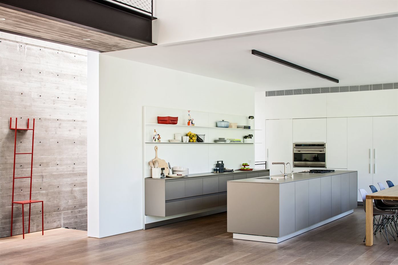 SHAIBEL HOUSE 050. La cocina se abre al resto de la casa y al jardín. El mobiliario es de la firma bulthaup. La mesa es un diseño de Philippe Mainzer para e15 y las sillas de Ray y Charles Eames, editadas por Vitra