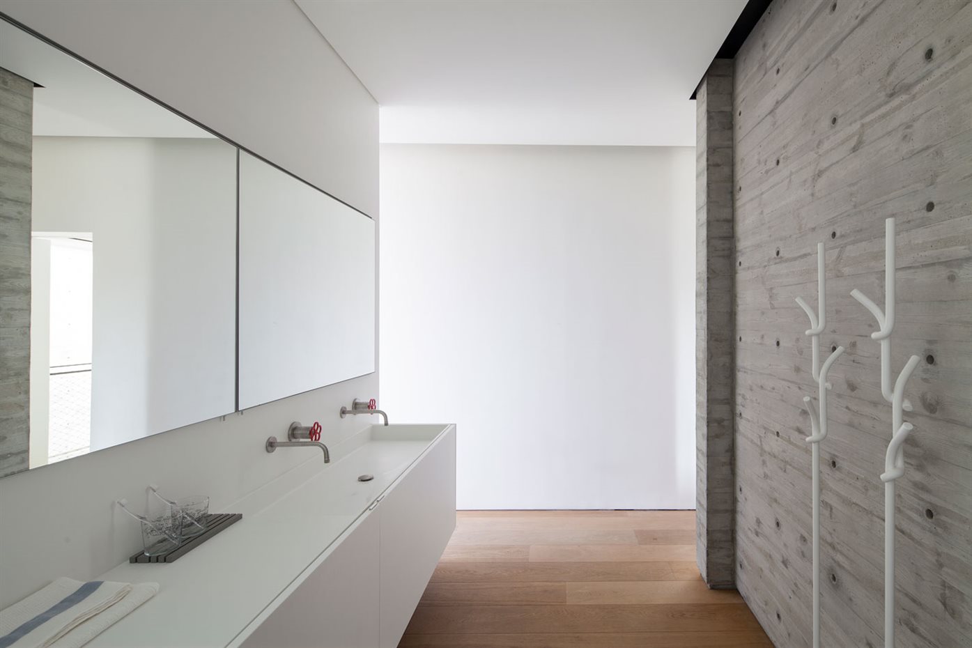 SHAIBEL HOUSE 053. El baño de la habitación principal es un espacio alargado y elegante con muebles de Bofi