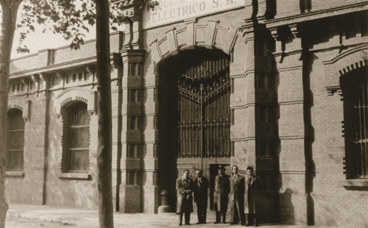 Posando delante de la fábrica de Pequeño Material Eléctrico, que la familia Simon adquirió