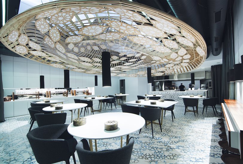 Comedor del restaurante Noor, un proyecto del estudio ggarchitects
