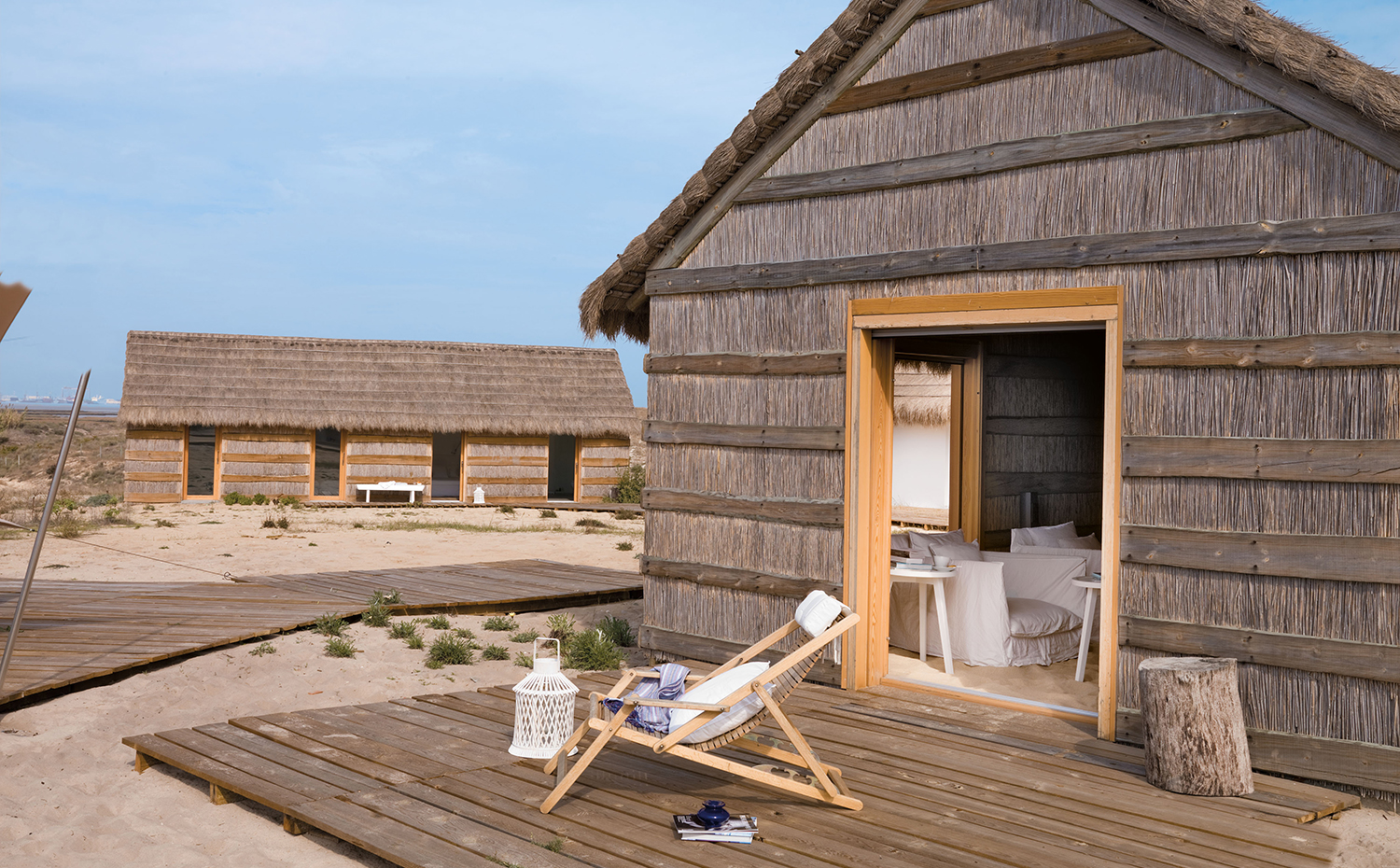 Casa en Comporta (Portugal), de Manuel Aires Mateus. Manuel Aires Mateus recrea con refinada pureza, en Comporta (Portugal), el concepto de cabaña en esta vivienda compuesta por cuatro pabellones con cubierta y paredes de paja