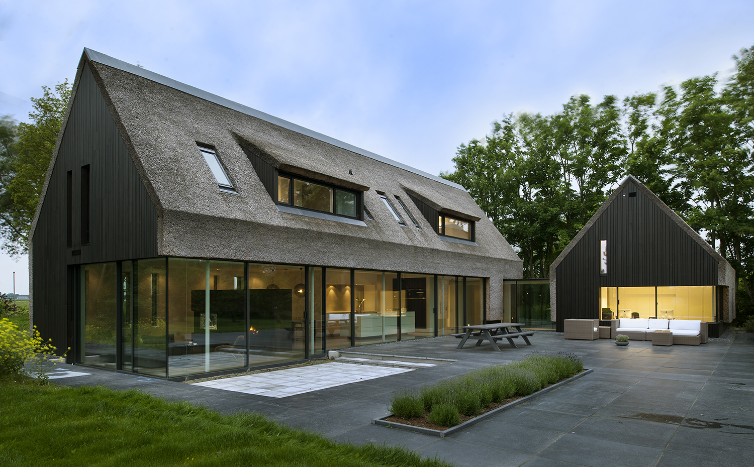 Casa en Zeeuws (Holanda), de Grassodenridder Architecten. Grassodenridder Architecten reinterpreta la tipología tradicional de las "casas estrechas" holandesas en este proyecto en Zeeuws rematado por una espectacular cubierta de paja a dos aguas