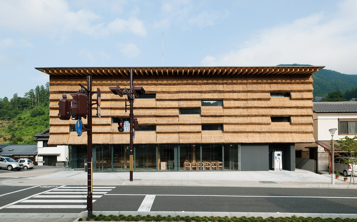 Mercado comunitario de Yusuhara (Japón), de Kengo Kuma. La fachada de paja del mercado comunitario de Yusuhara (Japón), de Kengo Kuma, remite a la construcción de los antiguos 'chad do', locales públicos que atendían a los viajeros