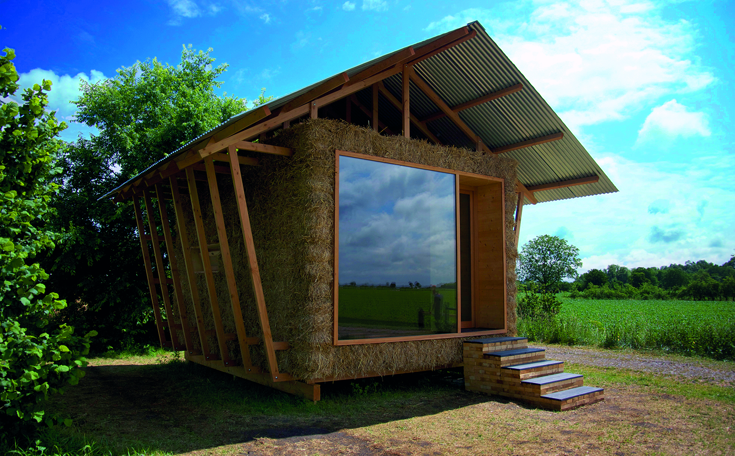 Studio 1984. Una estructura de madera sostiene y da estabilidad a los muros de balas de paja en este pabellón ecológico diseñado por Studio 1984 y construido en Alsacia (Francia)
