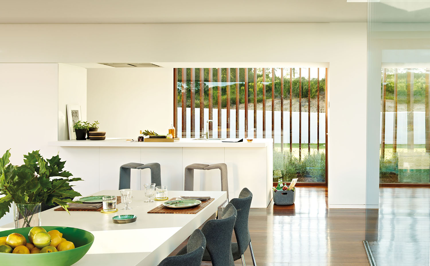 00353332 ok. Proyecto de cocina de LB-Leopold Bautista. Mobiliario integral, modelo b1, de Bulthaup. En el comedor, mesa Athos, de Paolo Piva, y sillas Papilio, de Naoto Fukasawa. Platos y bol verde, de Ibride