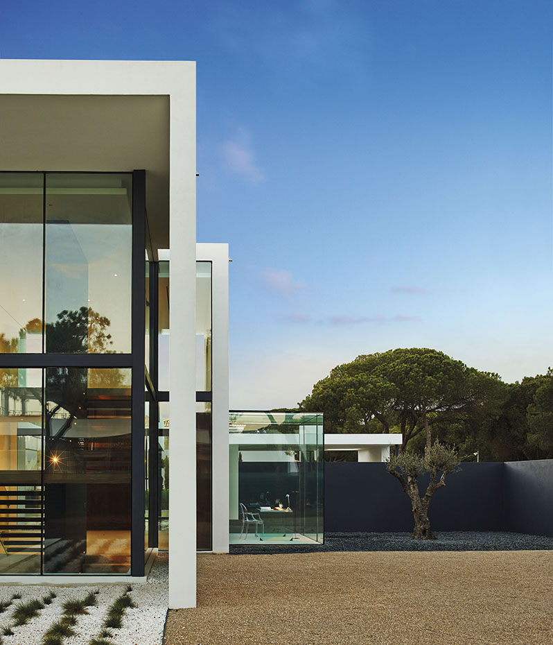 00358429 ok. El volumen que aloja el estudio se asoma a una zona recubierta con grava. El porche genera en su cubierta una terraza a la que se abren los dormitorios