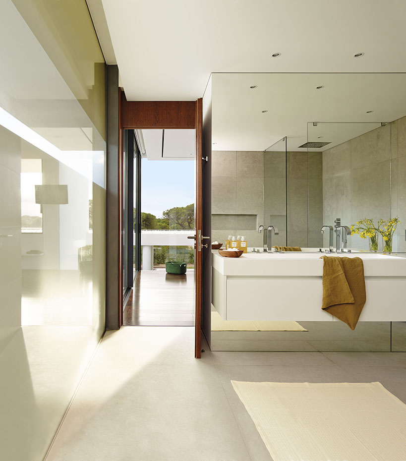 00358437 ok. Lavamanos diseñado a medida por los arquitectos y realizado con Corian. Grifería MEM, diseño de Sieger Design para Dornbracht