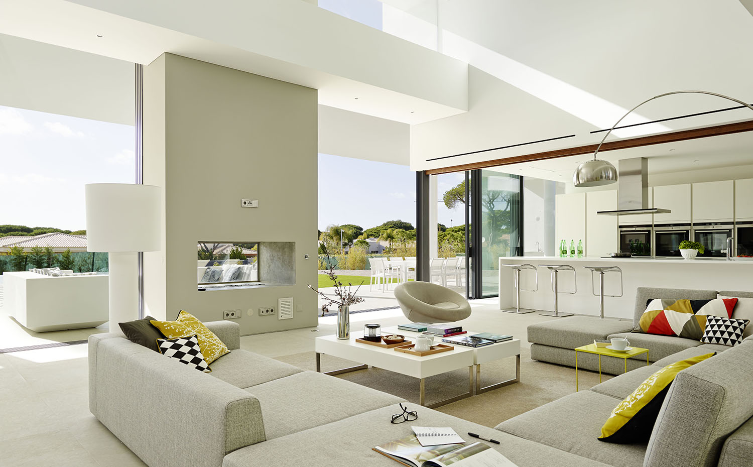 00358444 ok. La lámpara blanca es el modelo Kub, de Celda. En la barra de la cocina, taburetes Arod, diseño de C. Dondoli y M. Pocci para Pedrali