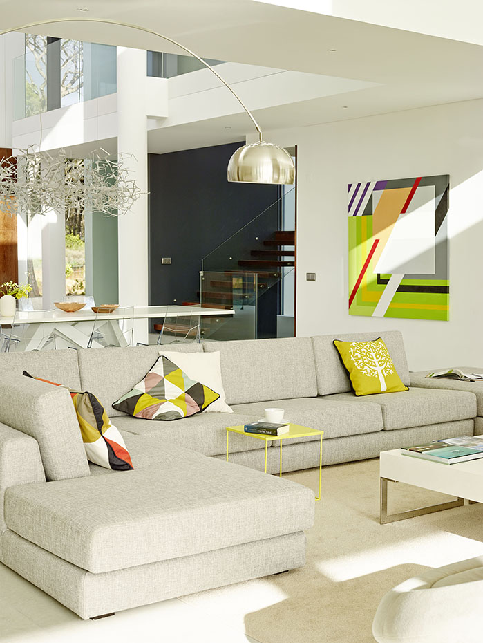 00358451 ok. Sofás realizados a medida a partir de un diseño de HC Studio Concept. Lámpara Arco, de los Castiglioni para Flos