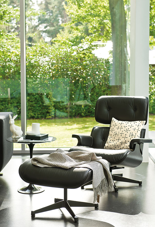 Lounge chair y otomana, diseño de Charles & Ray Eames editado por Vitra