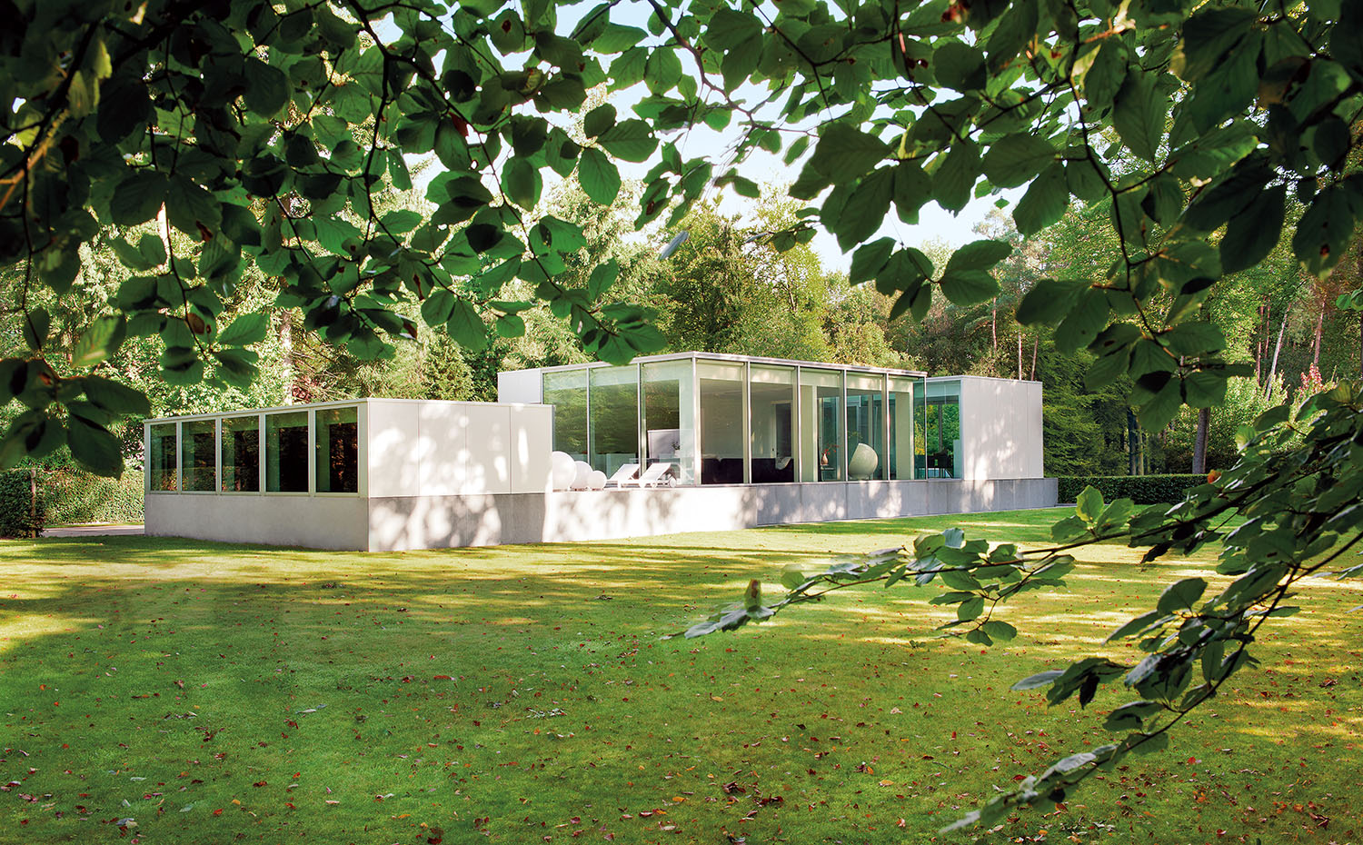 Rodeada de árboles, la casa se desarrolla a baja altura, para no perturbar la belleza del paisaje