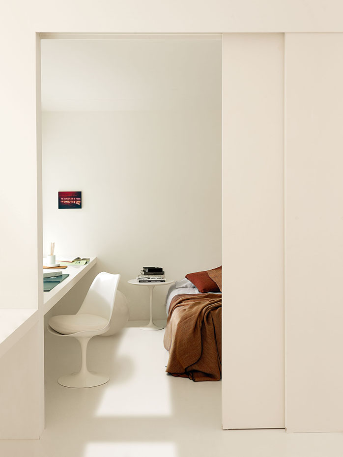 Silla Tulip, de Eero Saarinen, editada por Knoll. Ropa de cama, de Teixidors