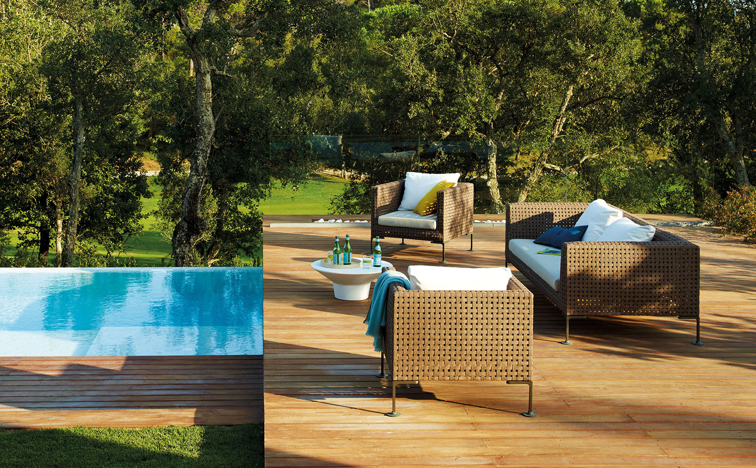 Sofá y sillones Charles Outdoor, de Antonio Citterio para B&B Italia. Mesita auxiliar Springtime, de Jean-Marie Massaud para la misma firma. Cojines, de Maison de Vacances
