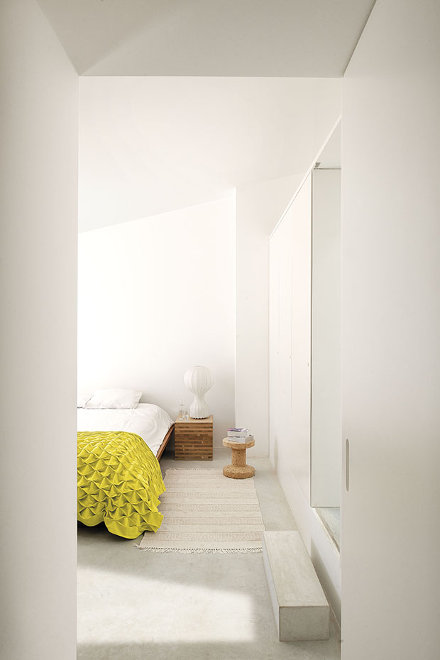 Cama, de Ikea. Mesilla de roble realizada a medida por un carpintero local. Lámpara Gatto, de los Castiglioni para Flos. Taburete de la colección Cork Family, de Jasper Morrison para Vitra