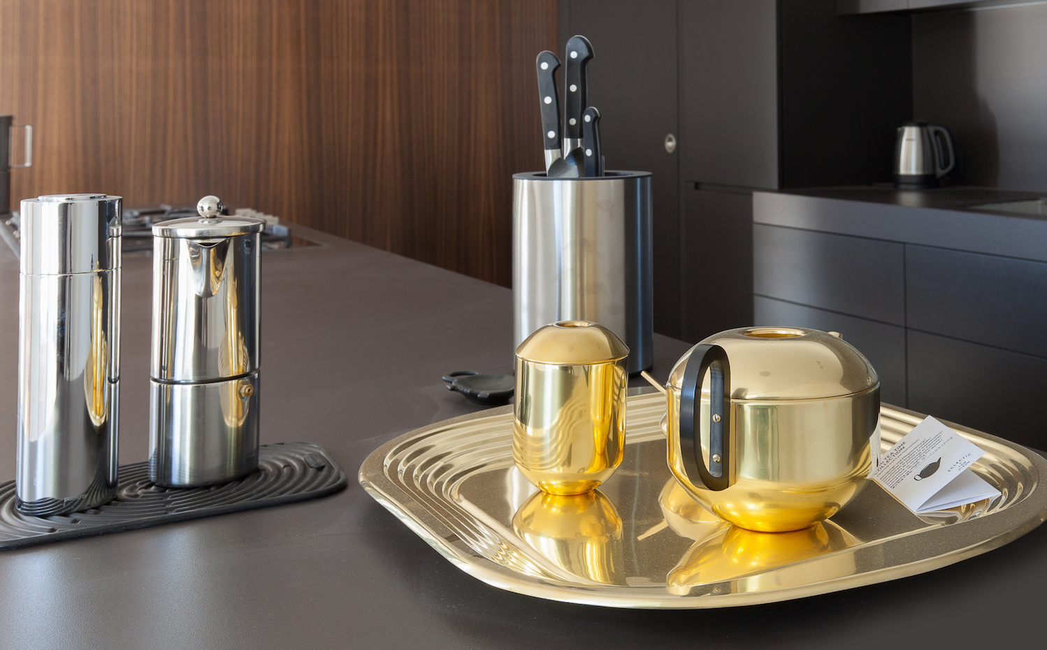 IMG 8938. Juego de café en latón dorado de Tom Dixon sobre la isla de la cocina 