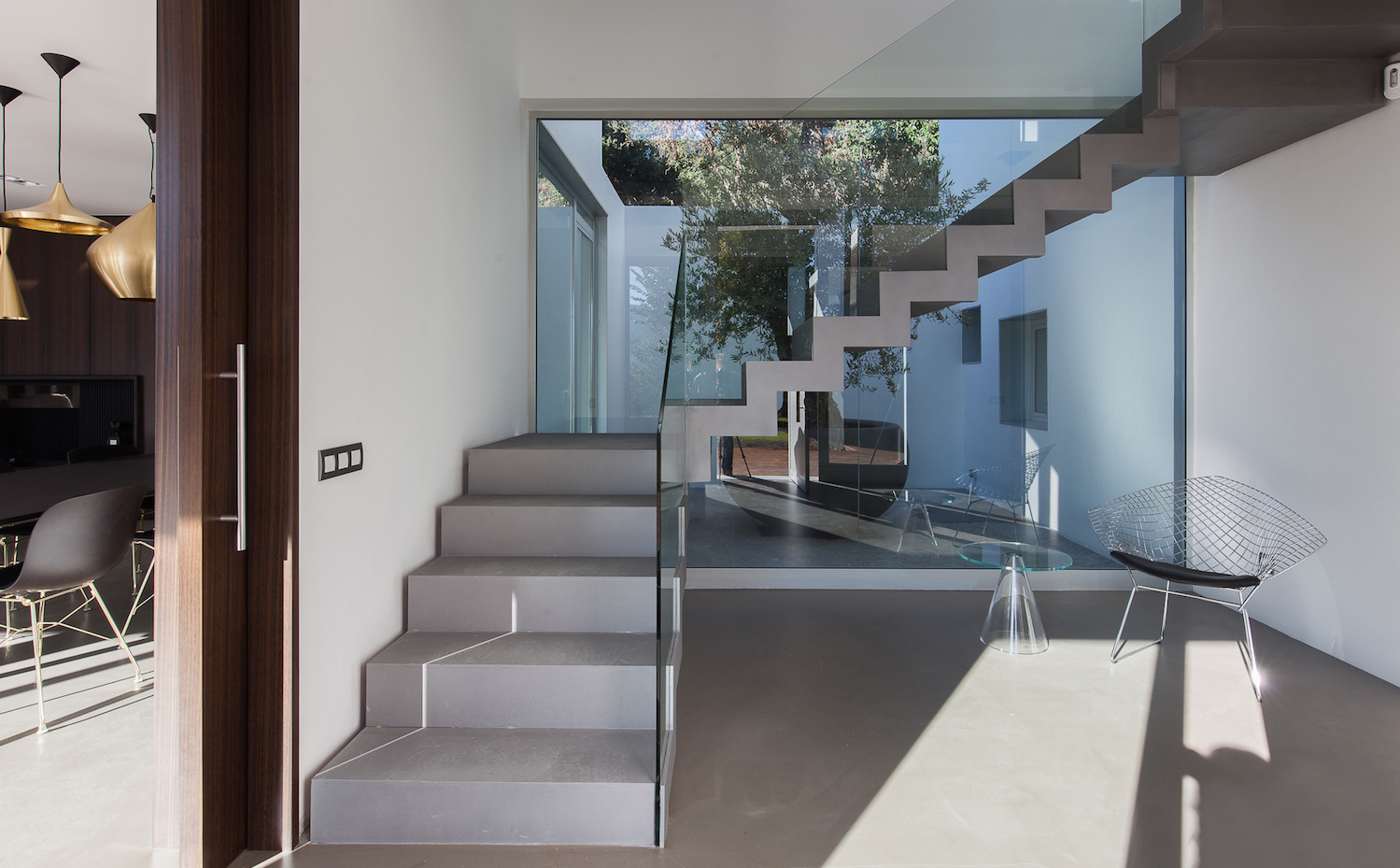 IMG 8951. Detrás de las escaleras se esconde un olivo plantado sobre una gran maceta. Este patio interior se puede observar desde otros puntos de la casa