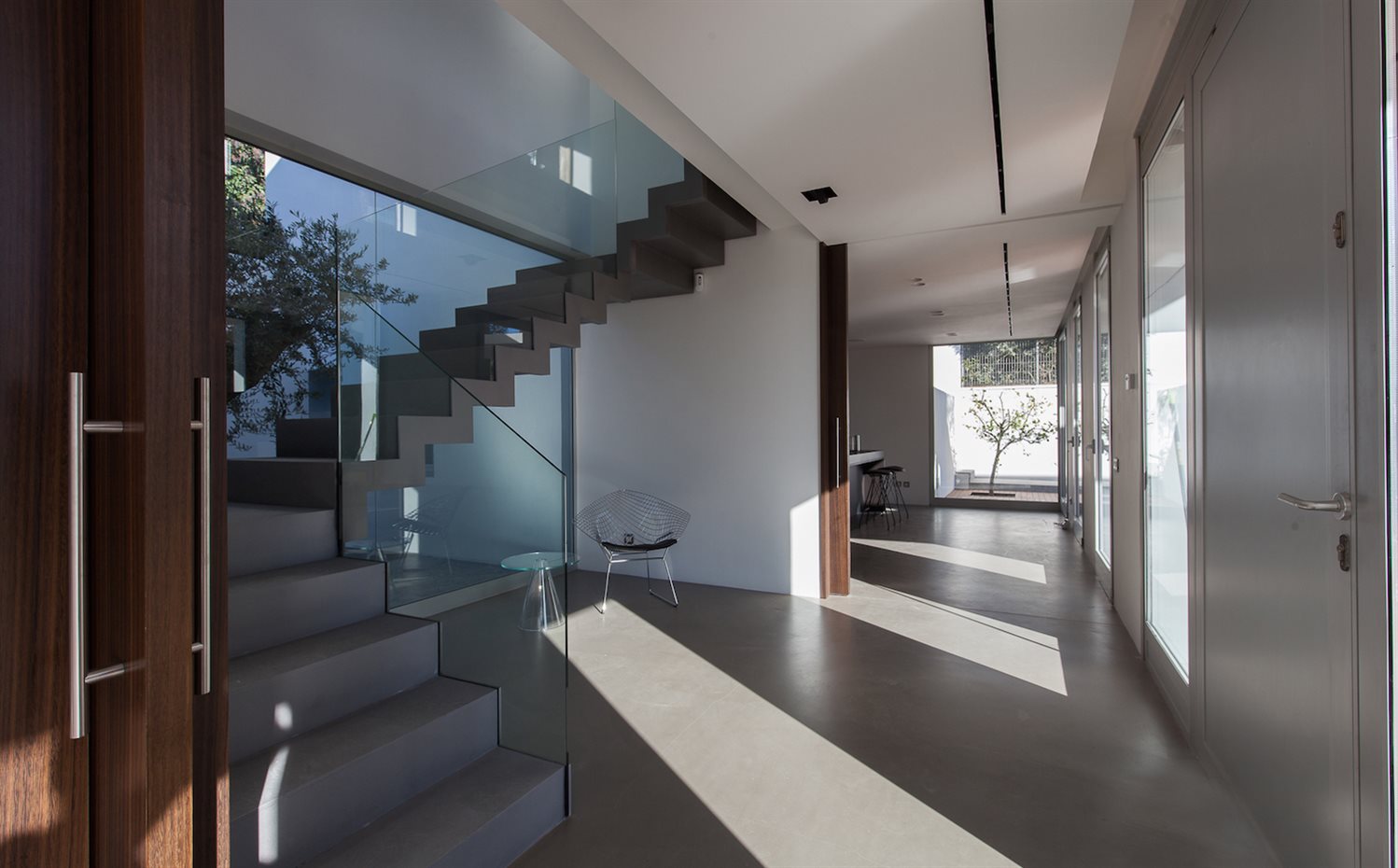 IMG 8955. El vestíbulo separa la cocina del salón-comedor e integra las escaleras de la vivienda