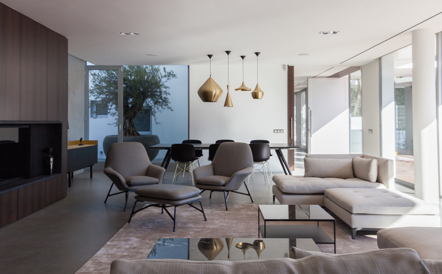 IMG 8986. El salón está amueblado con un sofá Andersen, butacas Prince y la chaise longue Lovechair, todo de Minotti