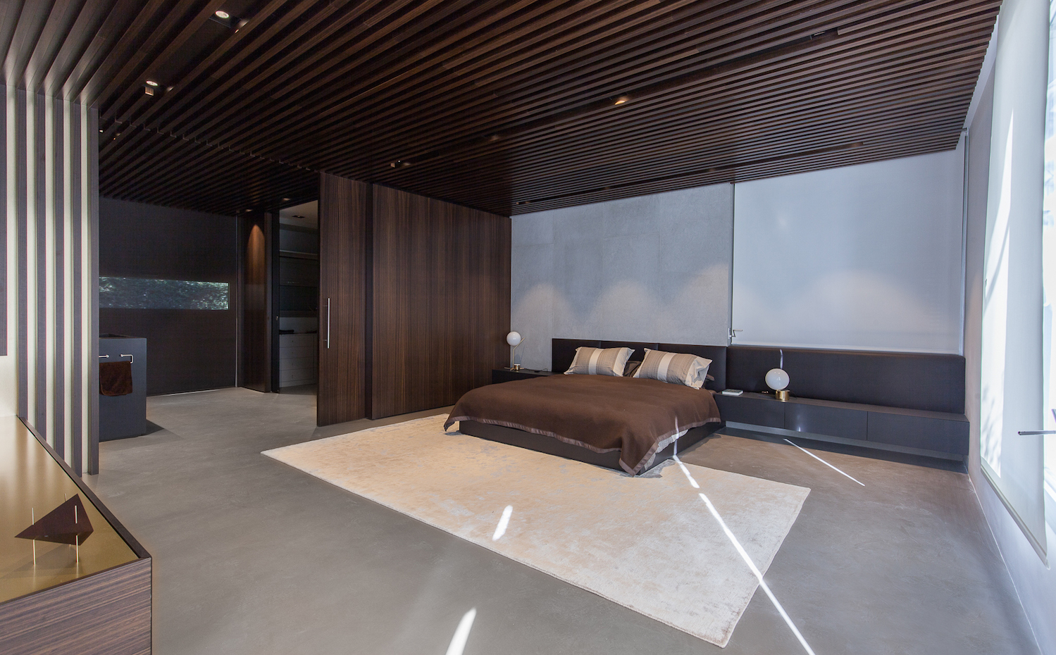 IMG 9021. En el amplio dormitorio principal se armonizan en tonos los diferentes elementos decorativos, incluido el suelo de cemento continuo 