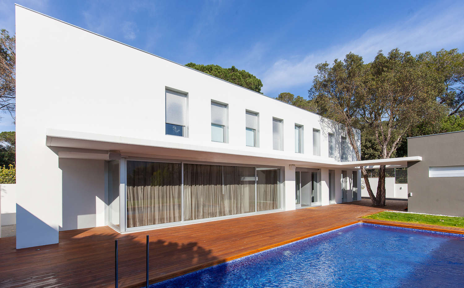 IMG 9390. La vivienda se divide entre un volumen alargado frente a la piscina y otro secundario para albergar el garaje y el cuarto de invitados