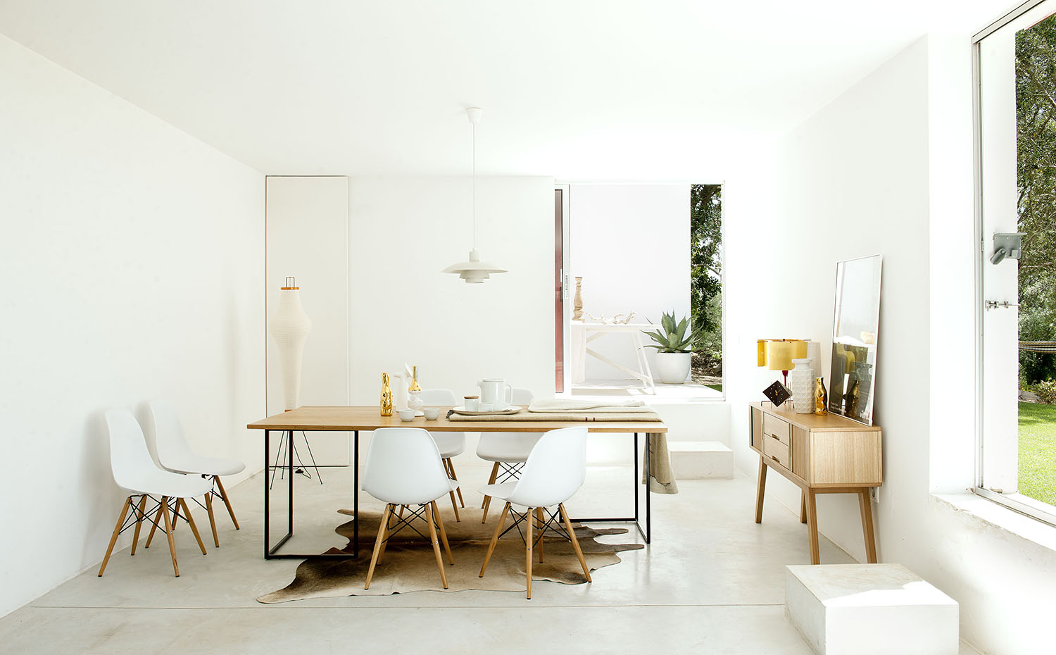 Lámpara de techo PH Artichoke, de Poul Henningsen para Louis Poulsen. Sillas Plastic Side Chair, de los Eames, editadas por Vitra