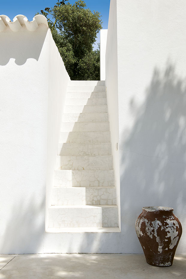 Las escaleras exteriores vinculan los patios con las terrazas superiores